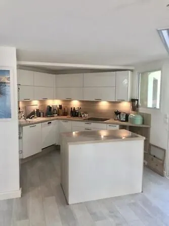 Modern High Standing Sur 3' From