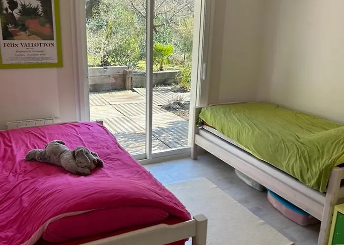 Modern High Standing Sur 3' From Villa