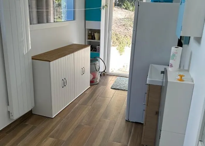 Modern High Standing Sur 3' From Villa *