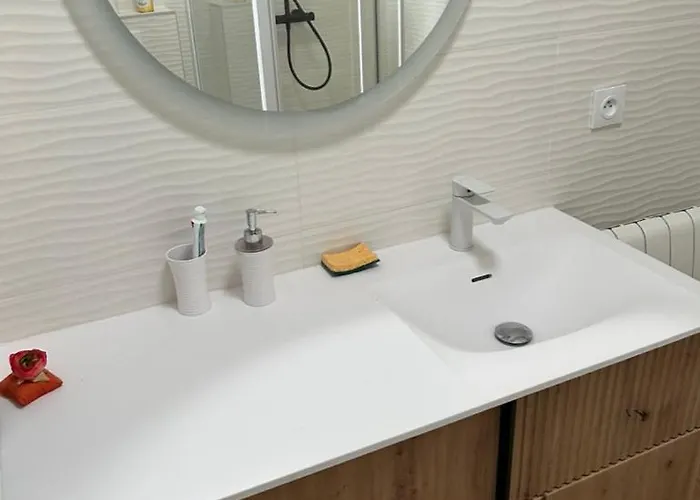 Modern High Standing Sur 3' From Villa *